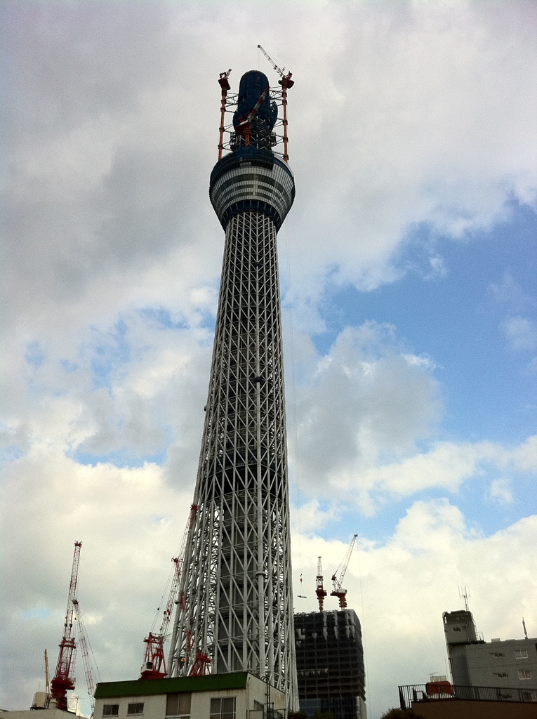 筆者の写真クラウドに保存してあった写真。2010年11月に撮った、建設途中の東京スカイツリー。何の気なしにとった写真をすぐ取り出せる――こういった“常識”が浸透していくと、写真の意味合いもドンドン変わっていくでしょうねぇ……