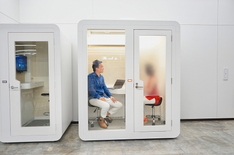V-CUBEの“籠るテレビ電話ボックス”に2人用が登場、1対1の人事面談にも 