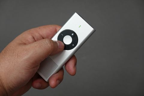 海外旅行に＋8980円で手軽な音声翻訳を！ 8時間動くハンディ翻訳機