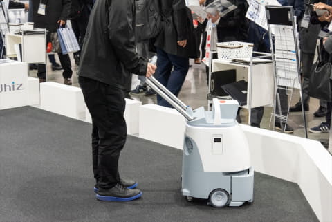 ソフトバンクの自動清掃ロボット「Whiz」で清掃員の負担減や業務の効率