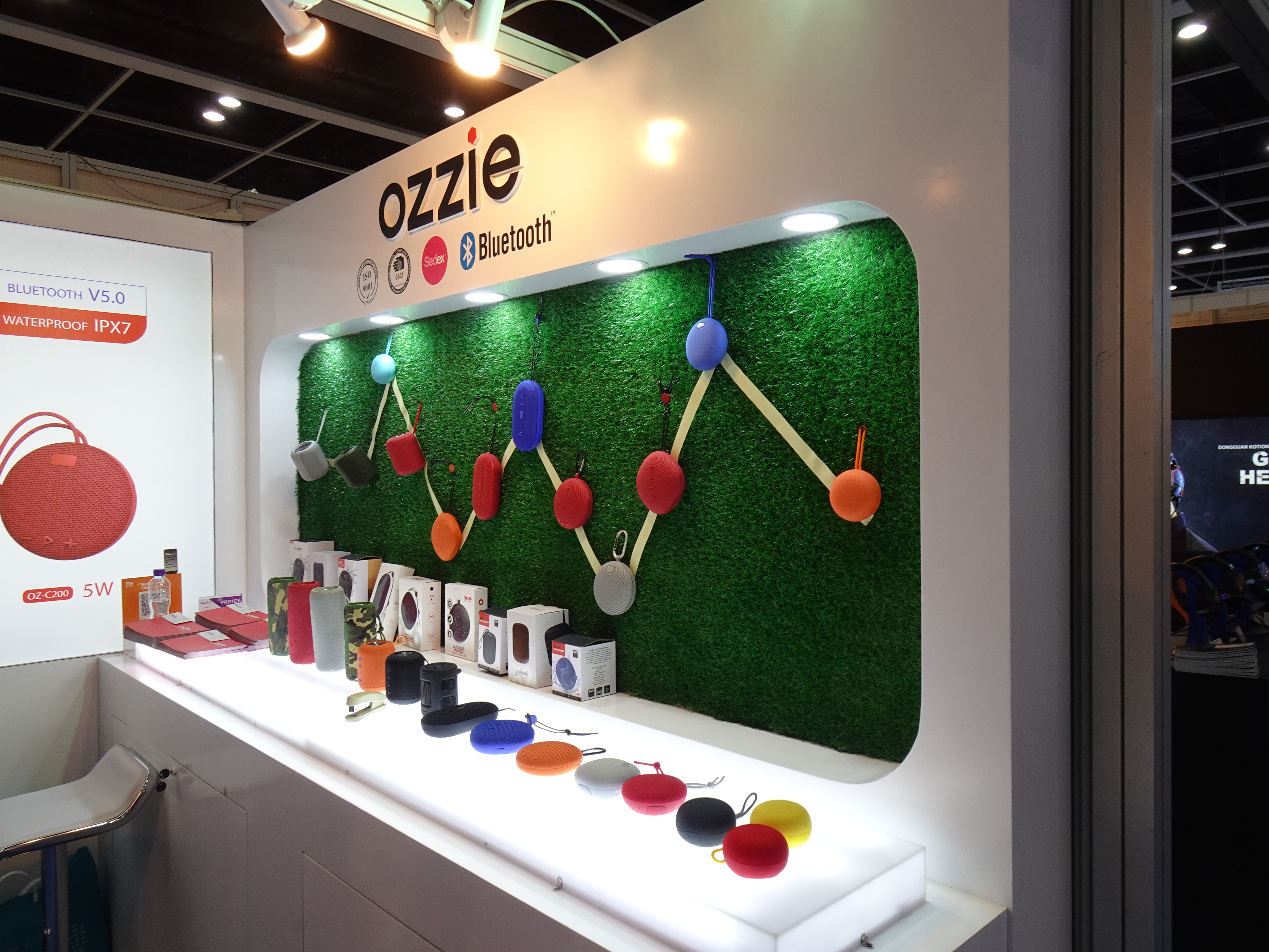 ほぼ家電量販店 な展示イベント スマート杖 から 完全ワイヤレスヘッドフォン まで盛りだくさんの 香港エレクトロニクス フェア レポート 香港エレクトロニクス フェア Internet Watch