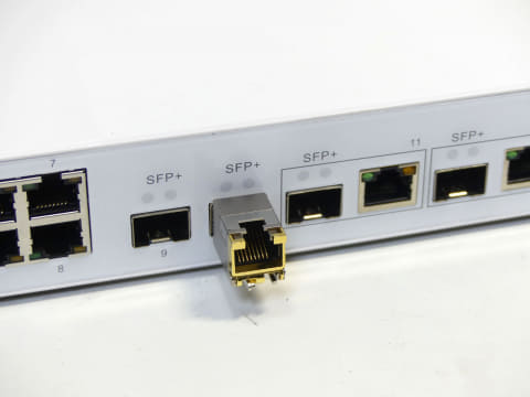 10GbE×4＋1Gbps×8でマネージドなスイッチが3万円から！【イニシャルB