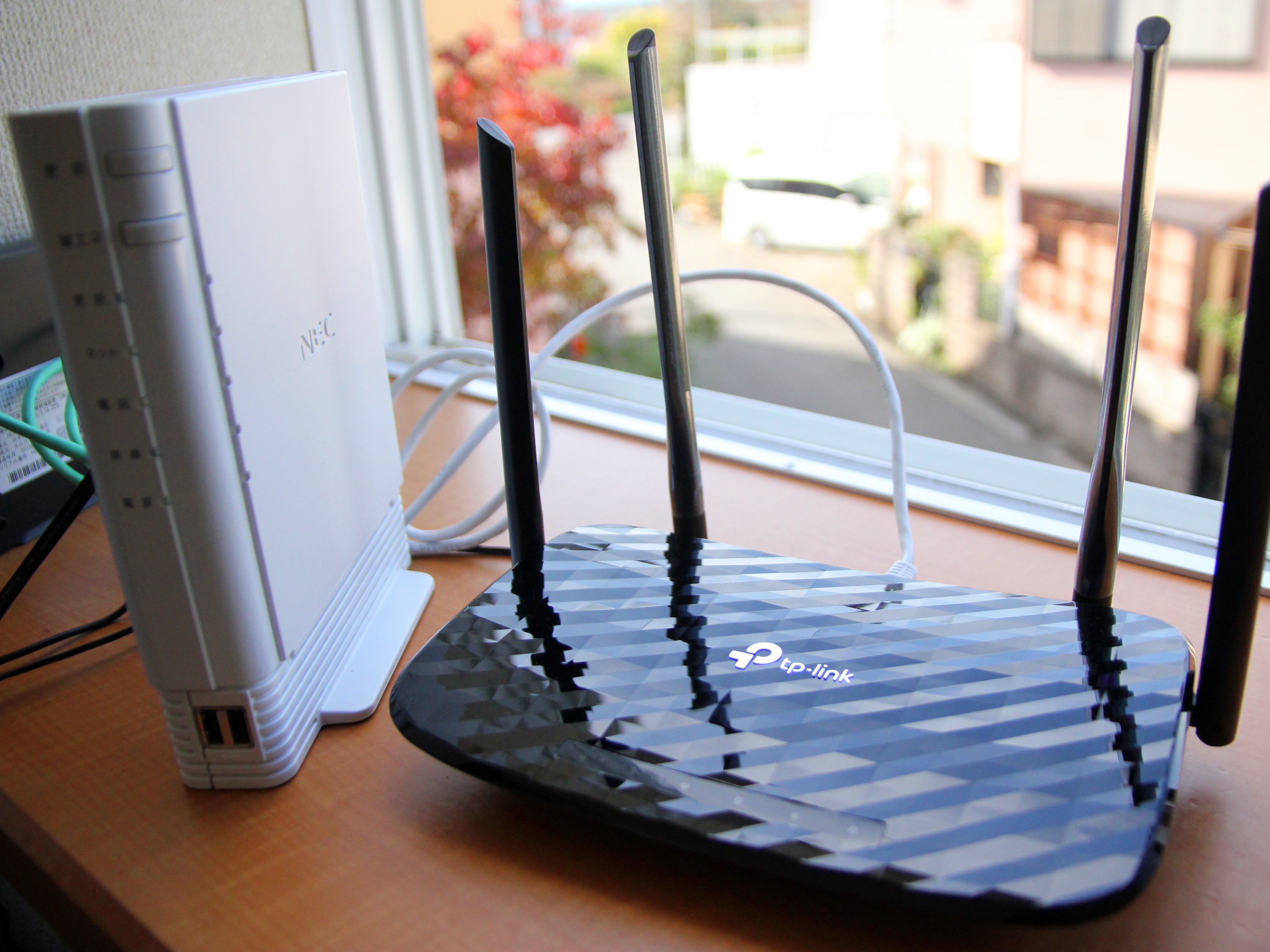 自宅ではauひかりのホームゲートウェイに、無線LANルーターをアクセスポイントとして接続している