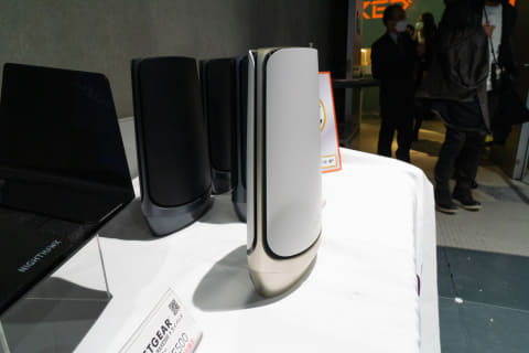国内初の“クアッドバンド”Wi-Fi 6Eメッシュ、ネットギアがフラグシップ