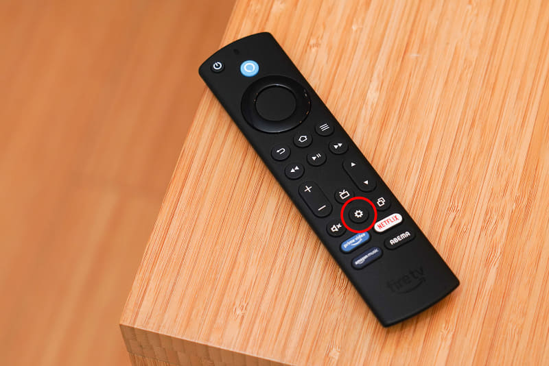 リモコンの真ん中にある［設定］ボタンを押す