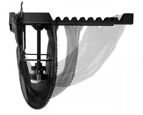 大型タップも収納OK、サイズ調節可能なメッシュ素材のケーブルトレー