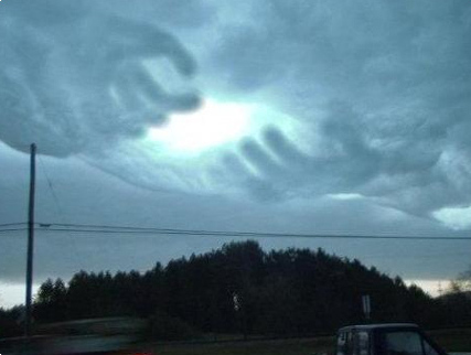 身内から送られてきた「神の手雲」の画像です