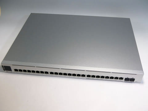 光るLANポートが美しくて実用的！ Ubiquitiの24ポートPoEスイッチ