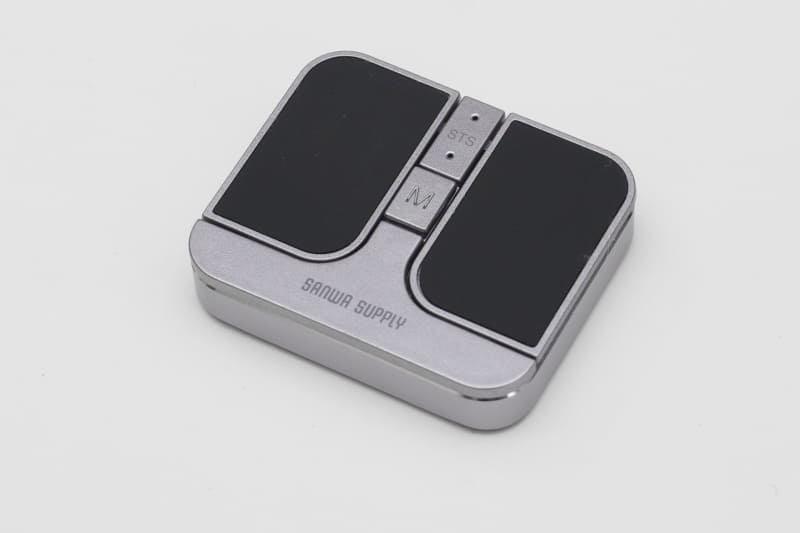 超小型 マウス「400-MAWB216GM」の本体カラーは2色。こちらはガンメタリックだがブラック「400-MAWB216BK」もある