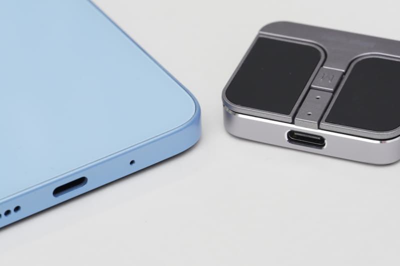 充電はUSB Type-Cから。スマートフォン風の外見だが、左側のスマートフォンよりはるかに小さい