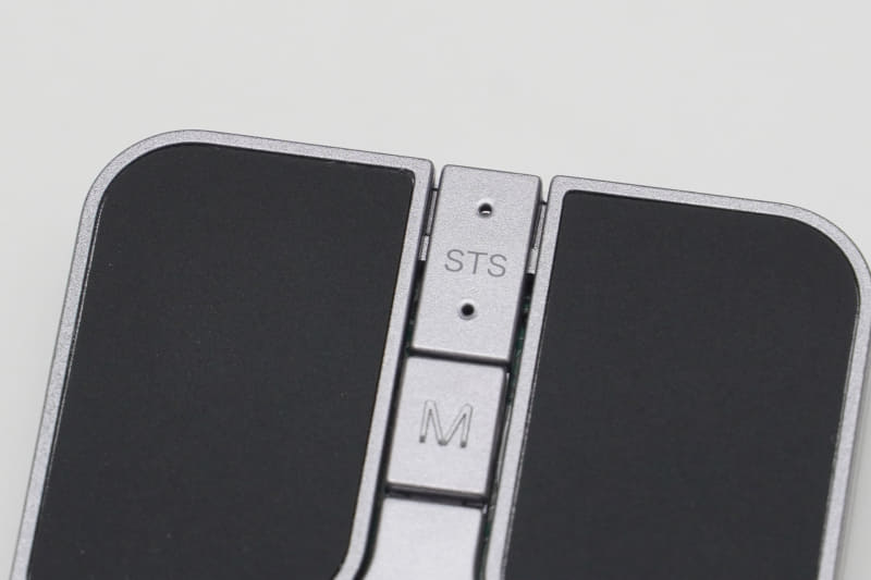 「M」ボタン、その上の穴2つはLEDで、状態確認に使う