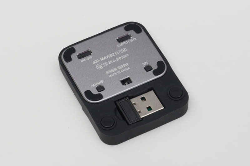 シリコンカバーにはUSBレシーバーを収納するスペースがある