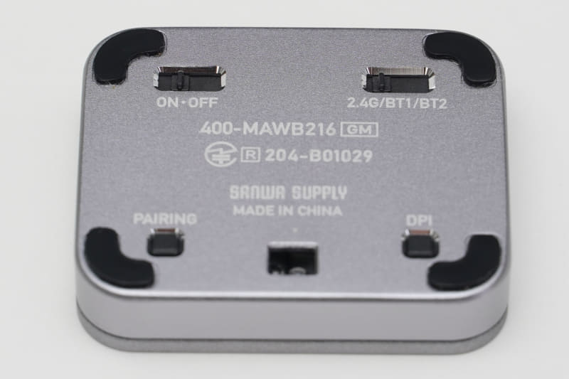 左上の電源スイッチと、右上の接続切替スイッチは物理スイッチで、このまま見れば状態がすぐ分かり、とてもありがたい仕様