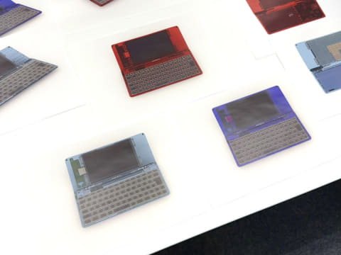 ポメラ」の超ド派手な蛍光カラーバージョン、台数限定販売を予告。抽選