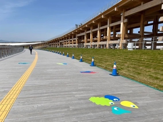 リングの上も木造ベースで芝や花が植えられている