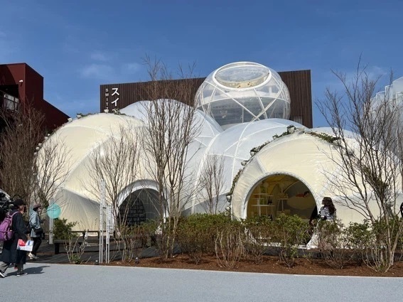 ドームを組み合わせたユニークなデザインの「スイスパビリオン」は閉会後そのまま国内で移転して使用される