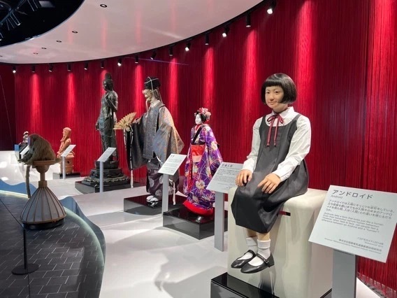 リアル展示ではさまざまなタイプのロボットやアンドロイドが見られる