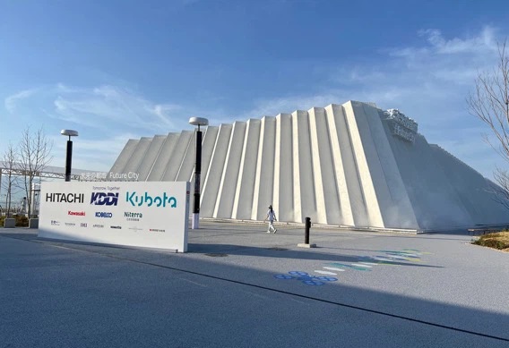 真っ白な膜とミストに覆われた巨大パビリオン「未来の都市」