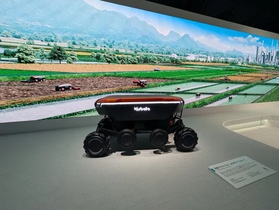 クボタは農業分野向け汎用プラットフォームロボットのコンセプトモデルを複数展示