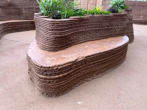 土を3Dプリントしたベンチなど、実験的な設備があちこちにある