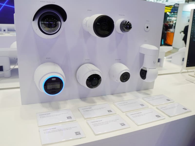 監視カメラ。かなり小さいもの（右上）や、対象を追尾して動くもの（右下）もある