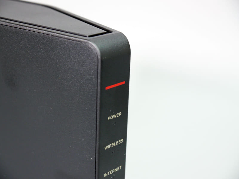 赤いラインは、かつてのAOSSボタンの名残。バッファローのWi-Fiルーターのアイデンティティと言ってもいいが、数年前から印刷となっている