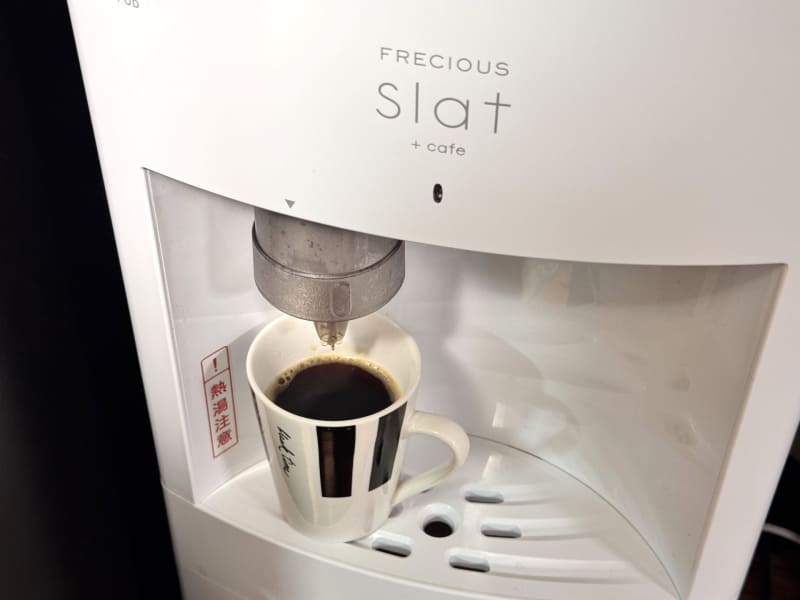 専用ホルダーを使ってコーヒーの抽出が可能。コーヒーの粉からのドリップもできる