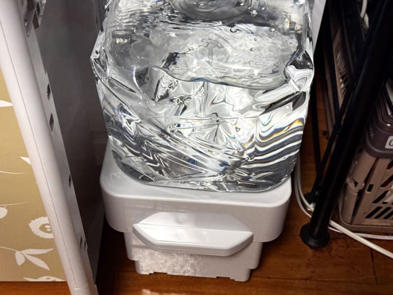 水タンクは本体下部のドアを開いて取り付ける仕組み