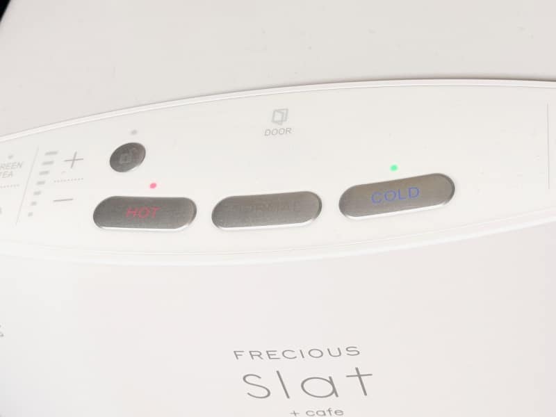 本体上部のボタンを押すだけで冷水、常温、お湯が抽出できる