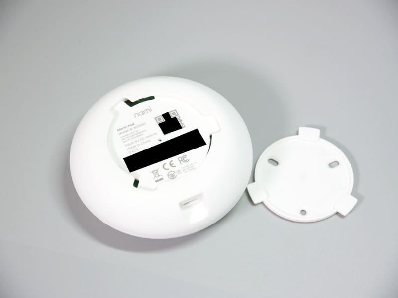 底面に設定用のQRコードがある