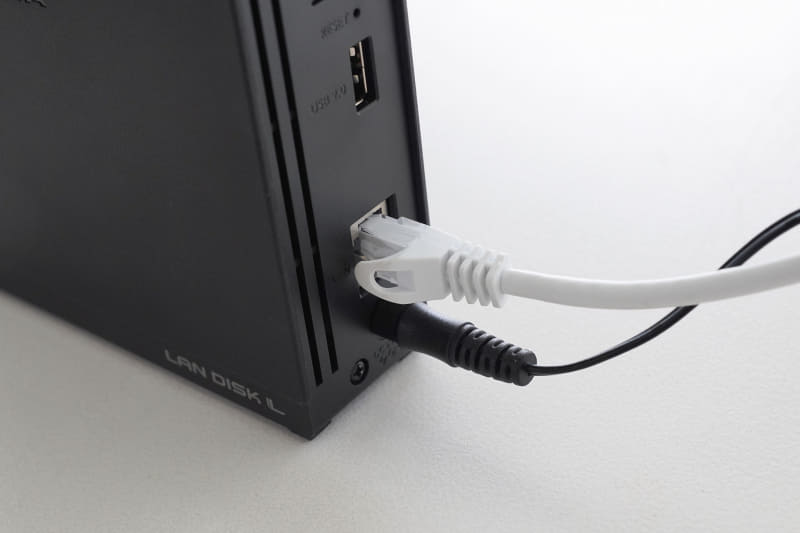 LANケーブルとACアダプターの電源ケーブルを接続する