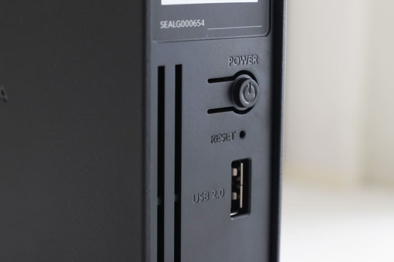 背面の電源ボタンを押す