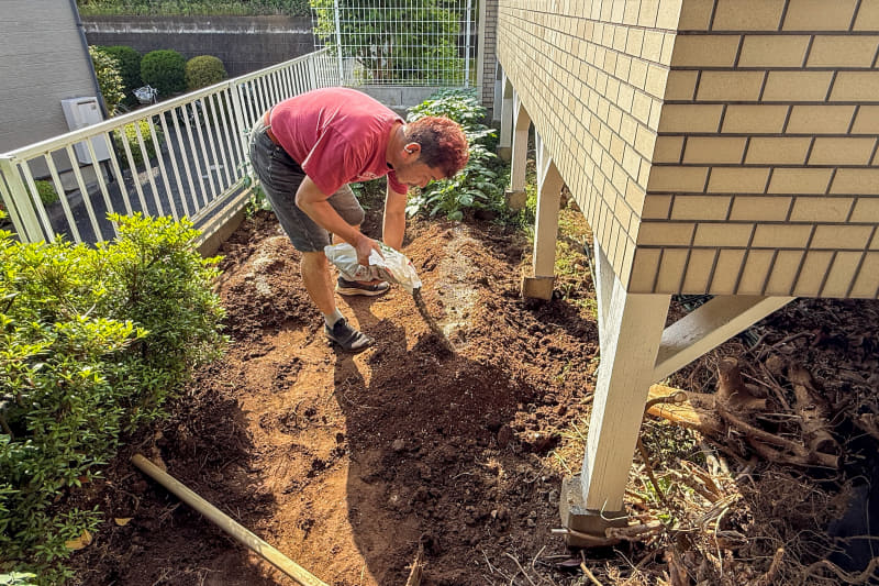 しっかりと耕して、腐葉土や、苦土石灰、化成肥料などを入れて混ぜる。労力や、コストを考えると赤字なのかもしれないが、趣味だからいいのだ