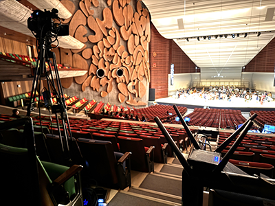 東京文化会館1階客席後方に設置されたカメラとルーター（4K30p 30Mbpsにてカメラ映像を伝送）