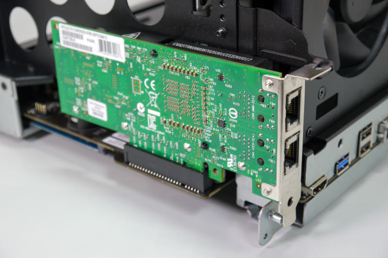 ほぼ全バラする必要があるがPCIスロット（x4）も搭載