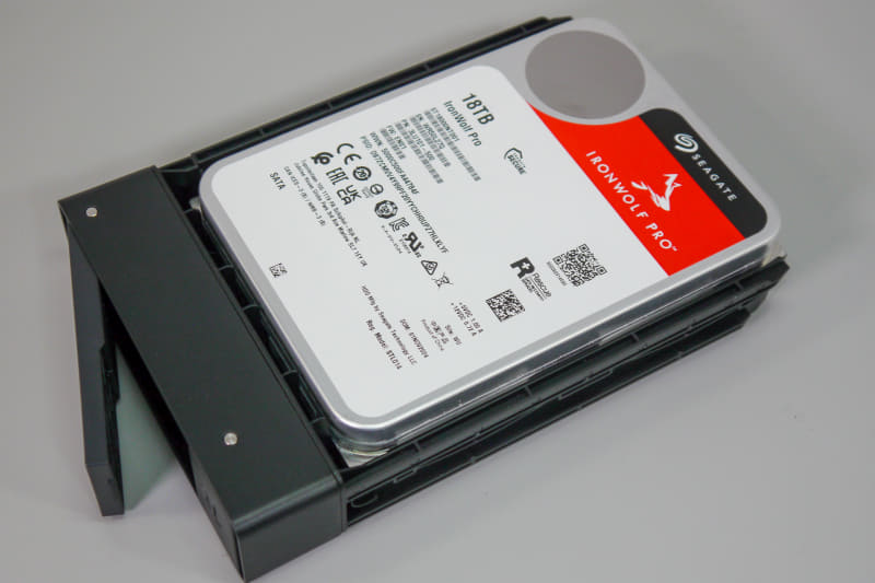 今回は16TBのHDDを6台利用したが、安い4TBでも6ベイあるので大容量を実現できる