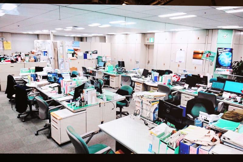 宮坂氏が就任した時の都庁の仕事環境。紙ベースの資料が中心となっていた。