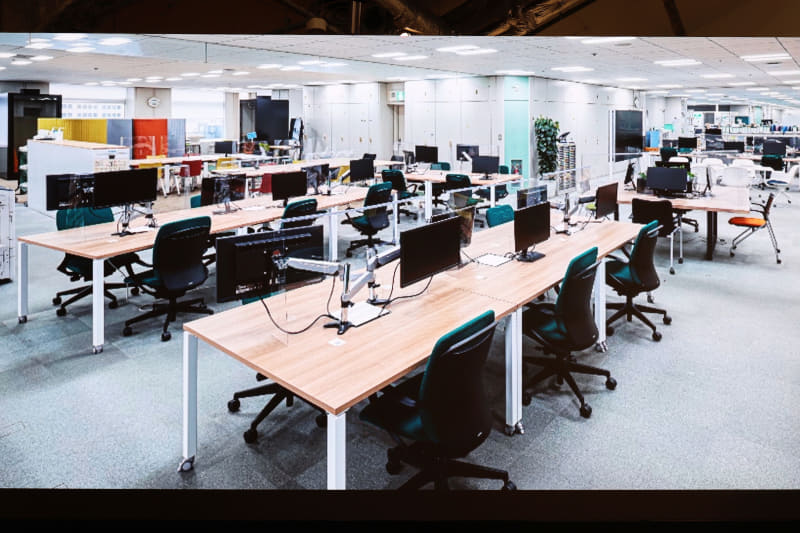 現在の都庁内の様子。都職員16万人の仕事環境をクラウドベースに移行した。