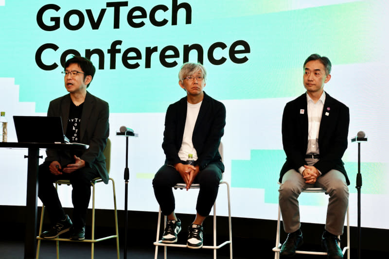 左からGovTech東京CTOの井原正博氏、エクゼクティブアドバイザー及川卓也氏、デジタルサービス局 局長高野克己氏。