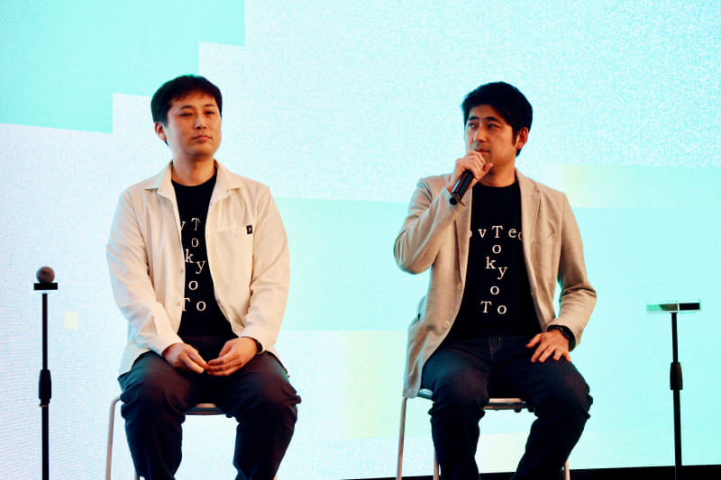 左から東京デジタル事業本部長平井則輔氏、テクノロジー本部長兼AIイノベーション室長の亀山鉄生氏。