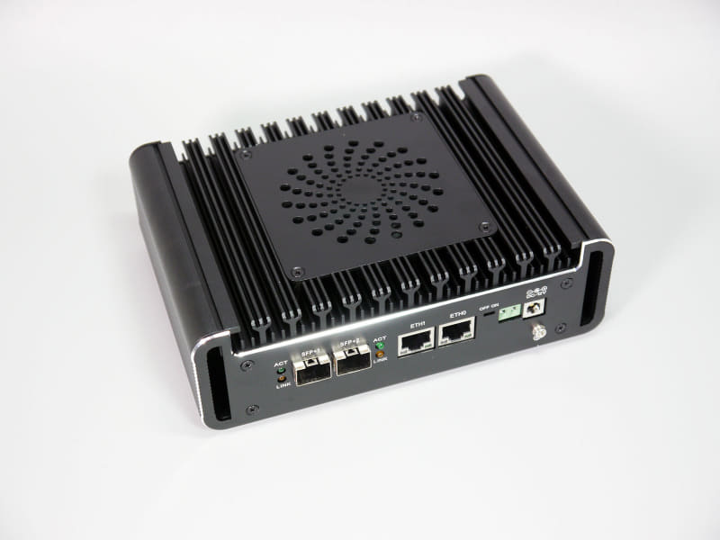 TOPTONのN150を搭載した産業用ミニPC。10Gbps対応のSFP+×2を活かしてルーター化する
