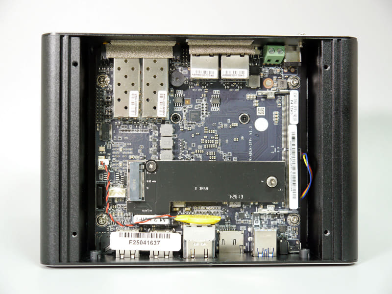 内部。M.2 NVMeはWi-Fi用のスロットにアダプター経由で接続する