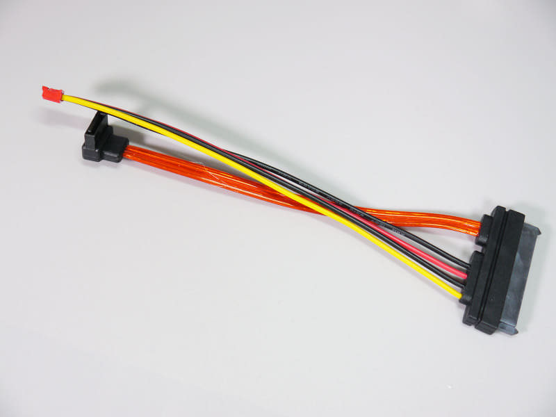 SATAケーブルも付属。ただし、SATA SSDを底面に装着すると通気が妨げられそう