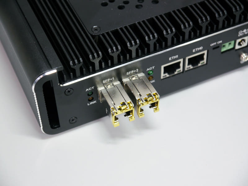 SFP+なので、RJ45用のモジュールも必要