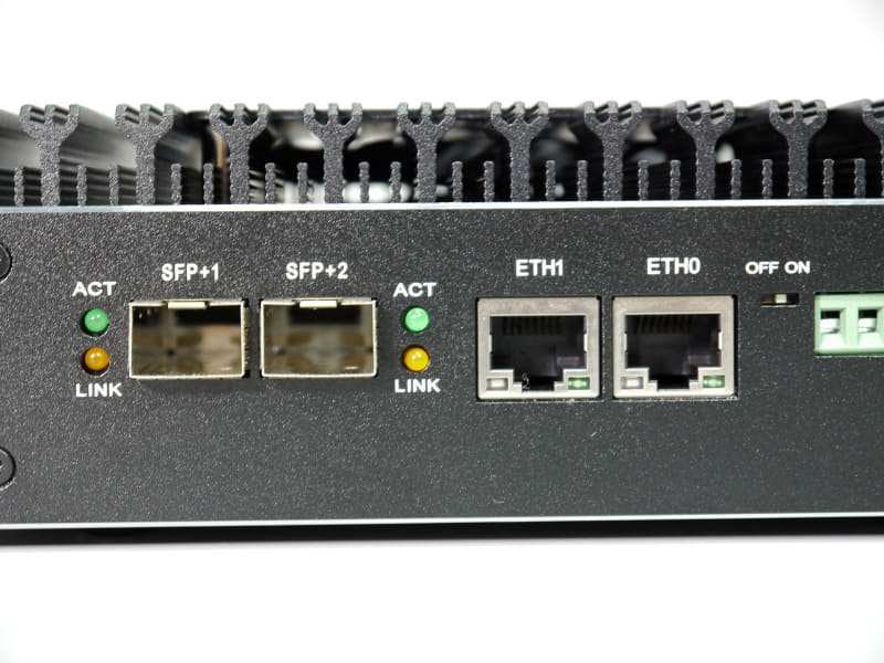 SFP+1ポートは「WAN」に設定。SFP+2ポートを「LAN」としてLAN側に利用する