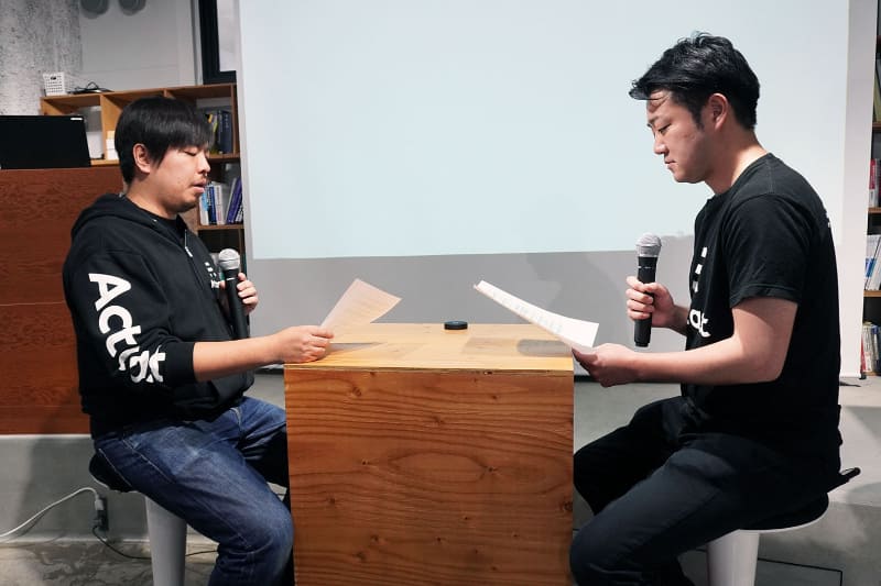 対面で話すデモの様子（ハンドマイクは会場向けで、Phonoscapeのマイクは中央に置かれている）