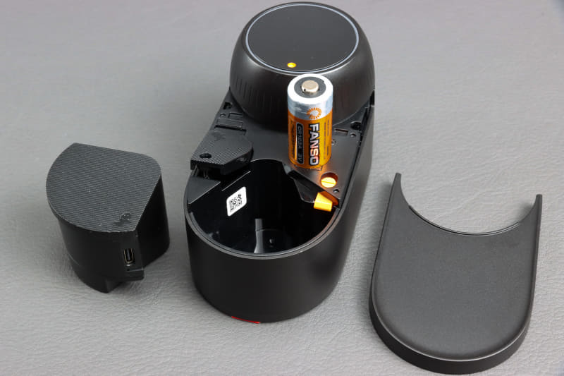 ロックUltraでは標準でバッテリー式になった。CR123Aリチウム電池はバッテリーがなくなった時、充電中に使うための予備電池で、さらにその電池がなくなった場合にも、「微電流解錠機能」で応急解錠ができる