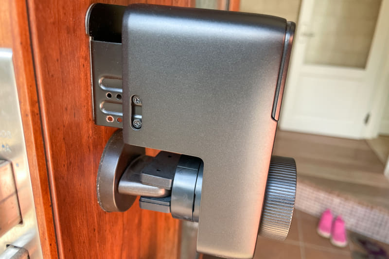 ロックProの装着状態。サムターンの高さに合わせるため、本体と足のパーツを組み合わせた形で、サムターン部分も横から丸見えになっている