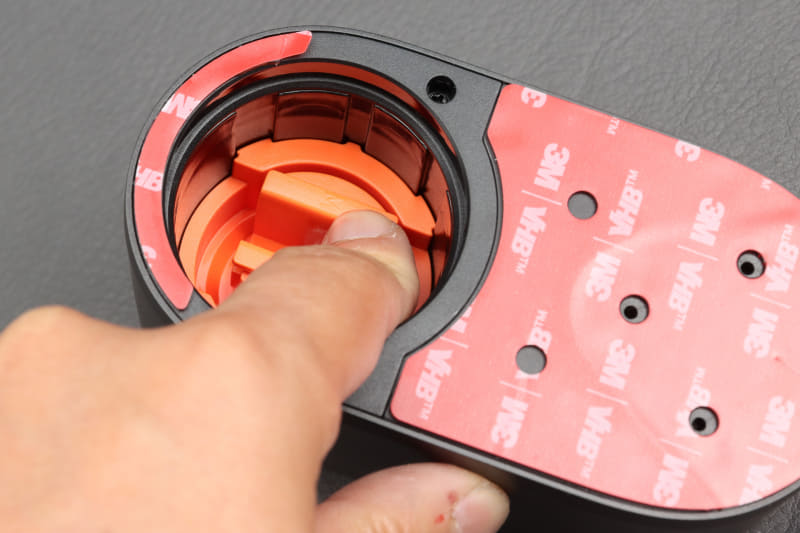 サムターンをおさえる部分が奥にスライドするようになっている。これで高さ調整に対応するわけだ