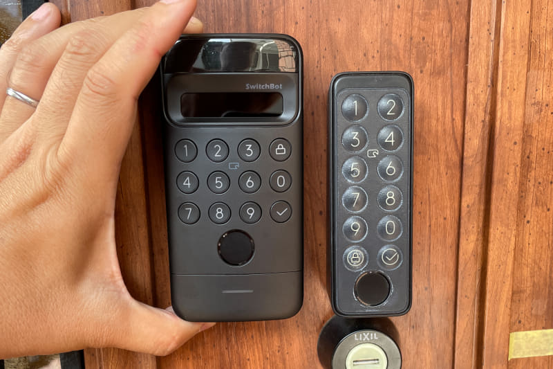 顔認証パッドは指紋認証パッドと比べても結構大きくて存在感がある